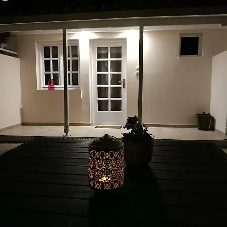 Hidden Garden Deluxe Apartment *