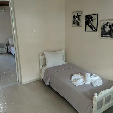 Hidden Garden Deluxe Apartment Skiathos Town