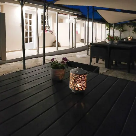 Hidden Garden Deluxe Daire İskados